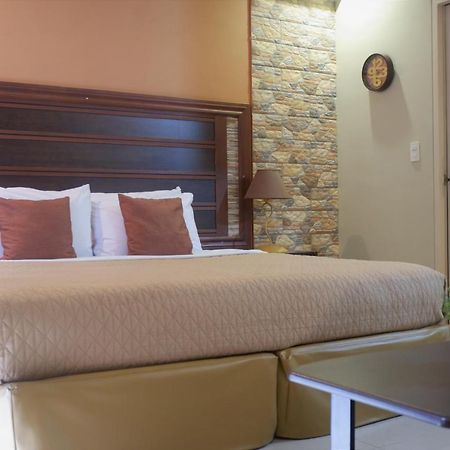 One Palm Tree Villas مانيلا المظهر الخارجي الصورة